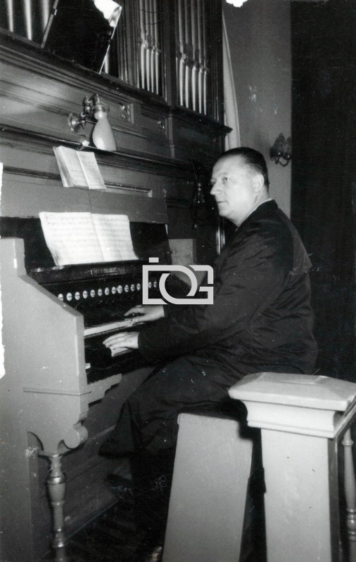 Stanisław Dudek gra na organach